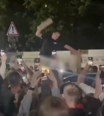 乌克兰利沃夫近日爆发激烈征兵抗议冲突。以往当地常出现征兵人员暴力强征、殴打适龄青