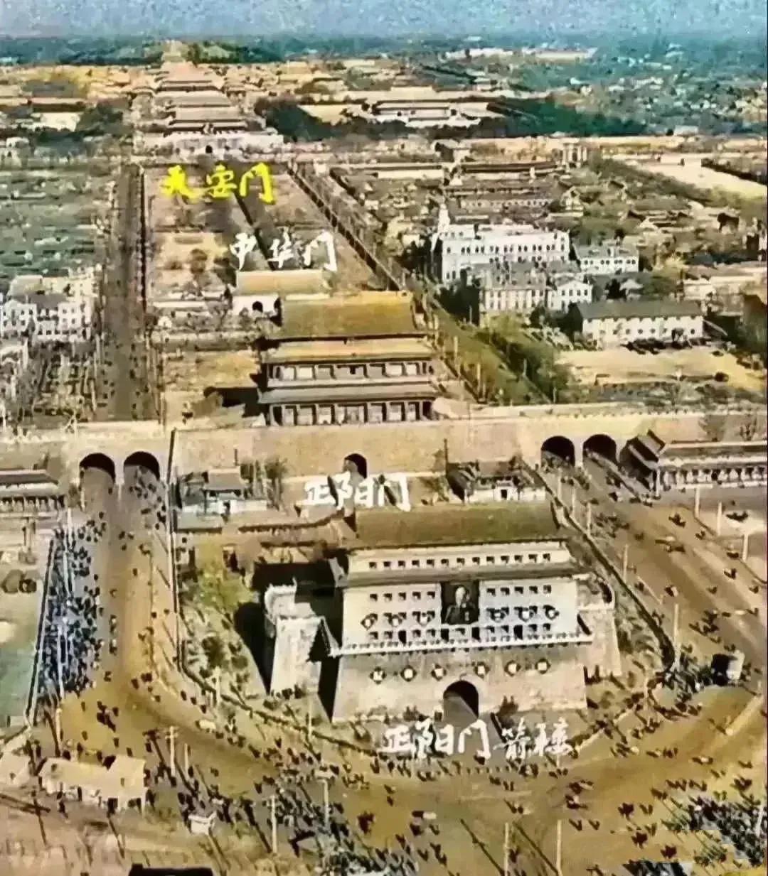 你可能没见过的老北京照片

那时的北京城还没有拆除城墙，从空中看过去，非常的壮观