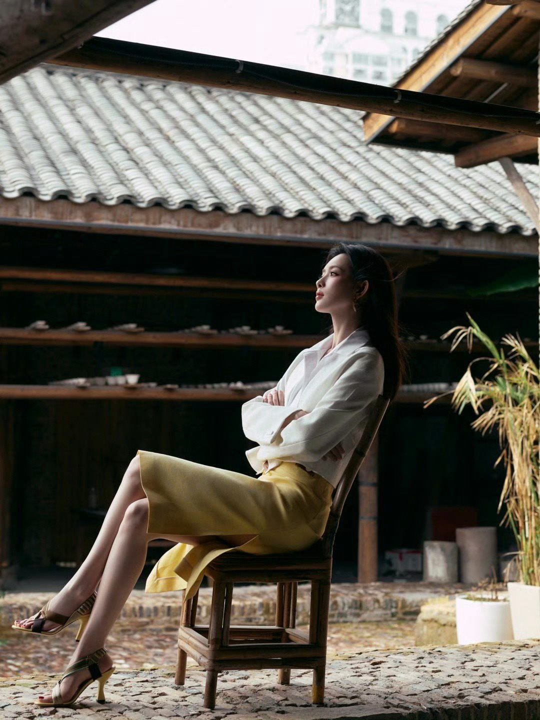 看了孟子义今天的图，咱就是说孟姐什么时候可以接一部现偶！这个妆造也太适合职场了，