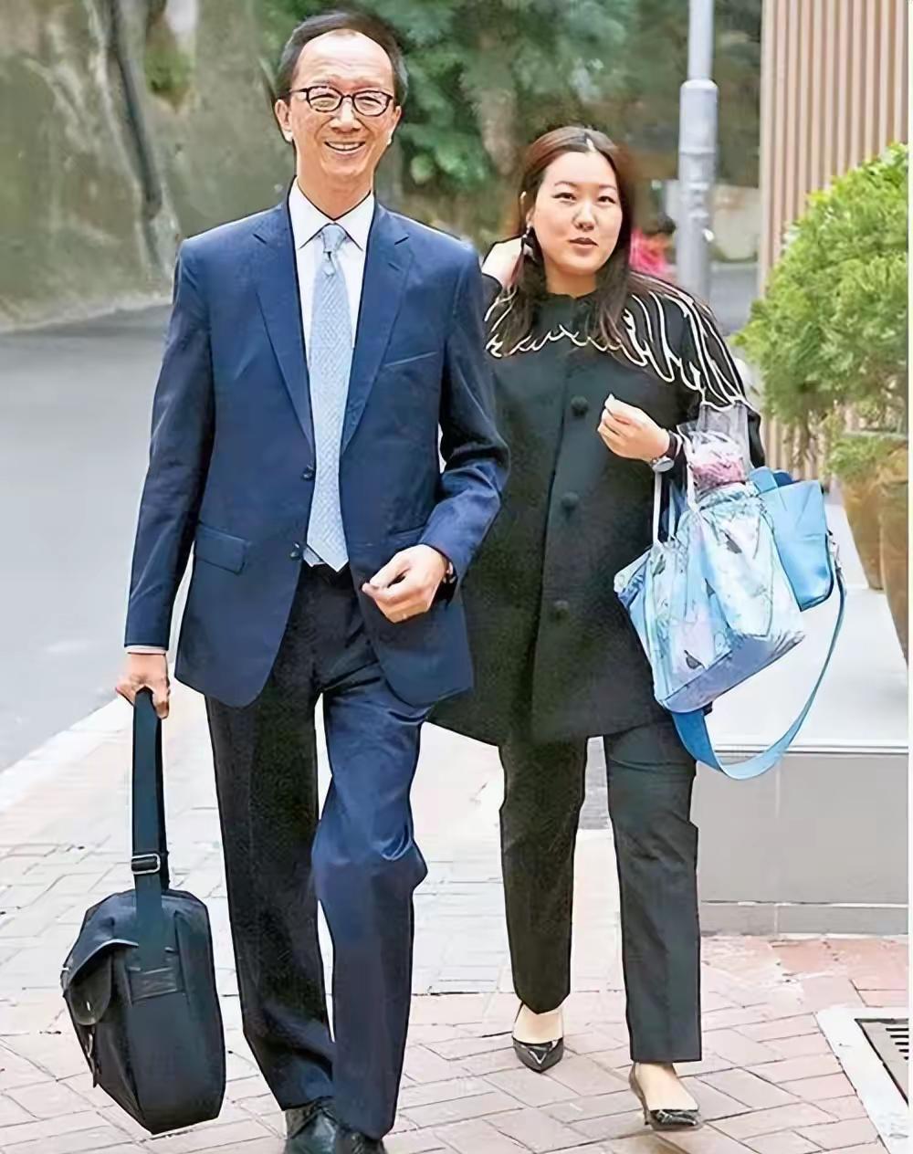 伏明霞，论颜值不比郭晶晶差，论面相更是一脸福气。虽然梁锦松不差钱，但是就凭26岁