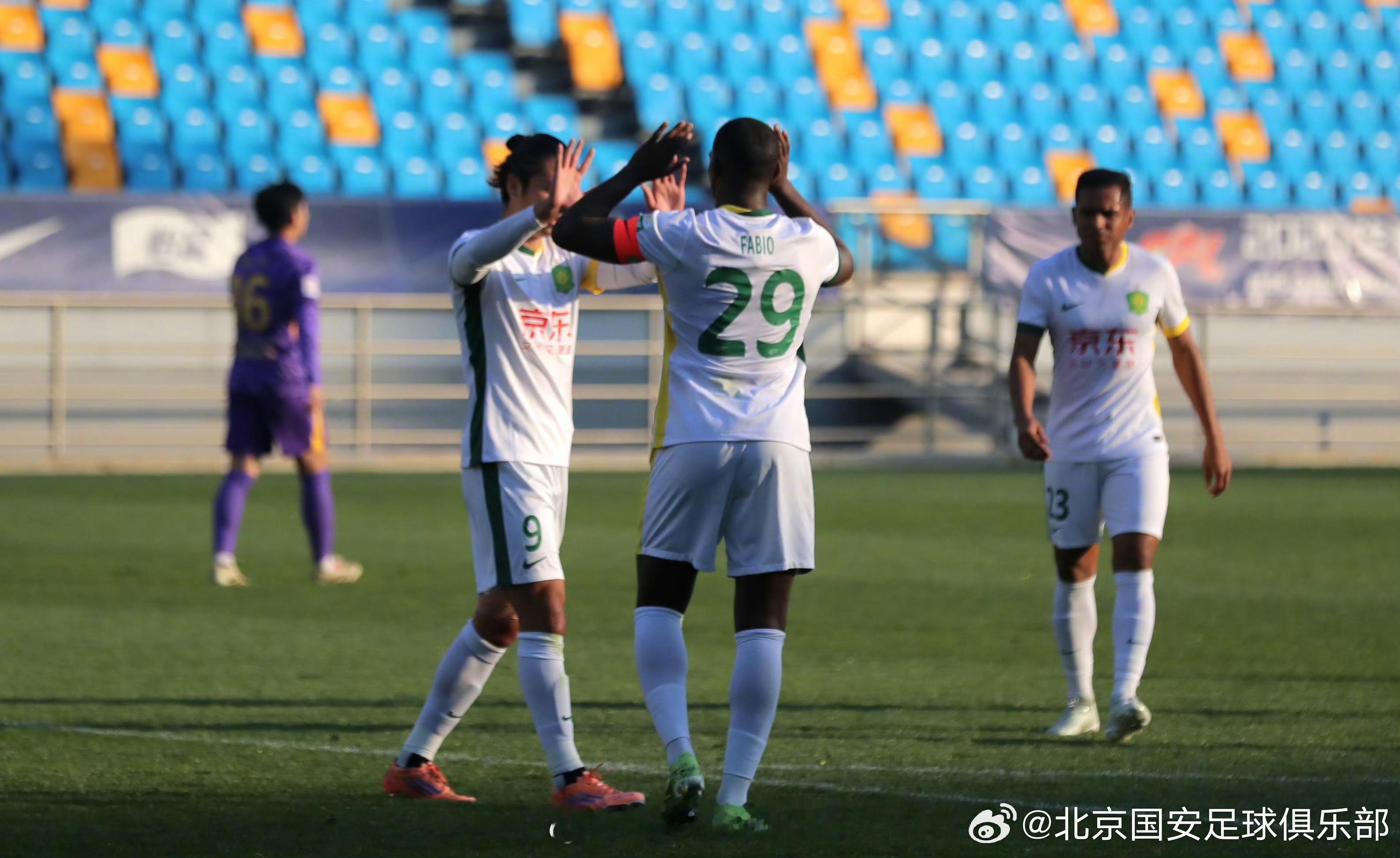 今天国安奔赴天津，和“隔壁的你”进行了一场热身赛。 最终比分2:1国安战胜对手，