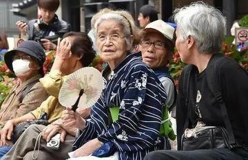 在日本亚运会上，许多志愿者都是六七十岁的老头老太，这说明日本人老龄化真的很严重了
