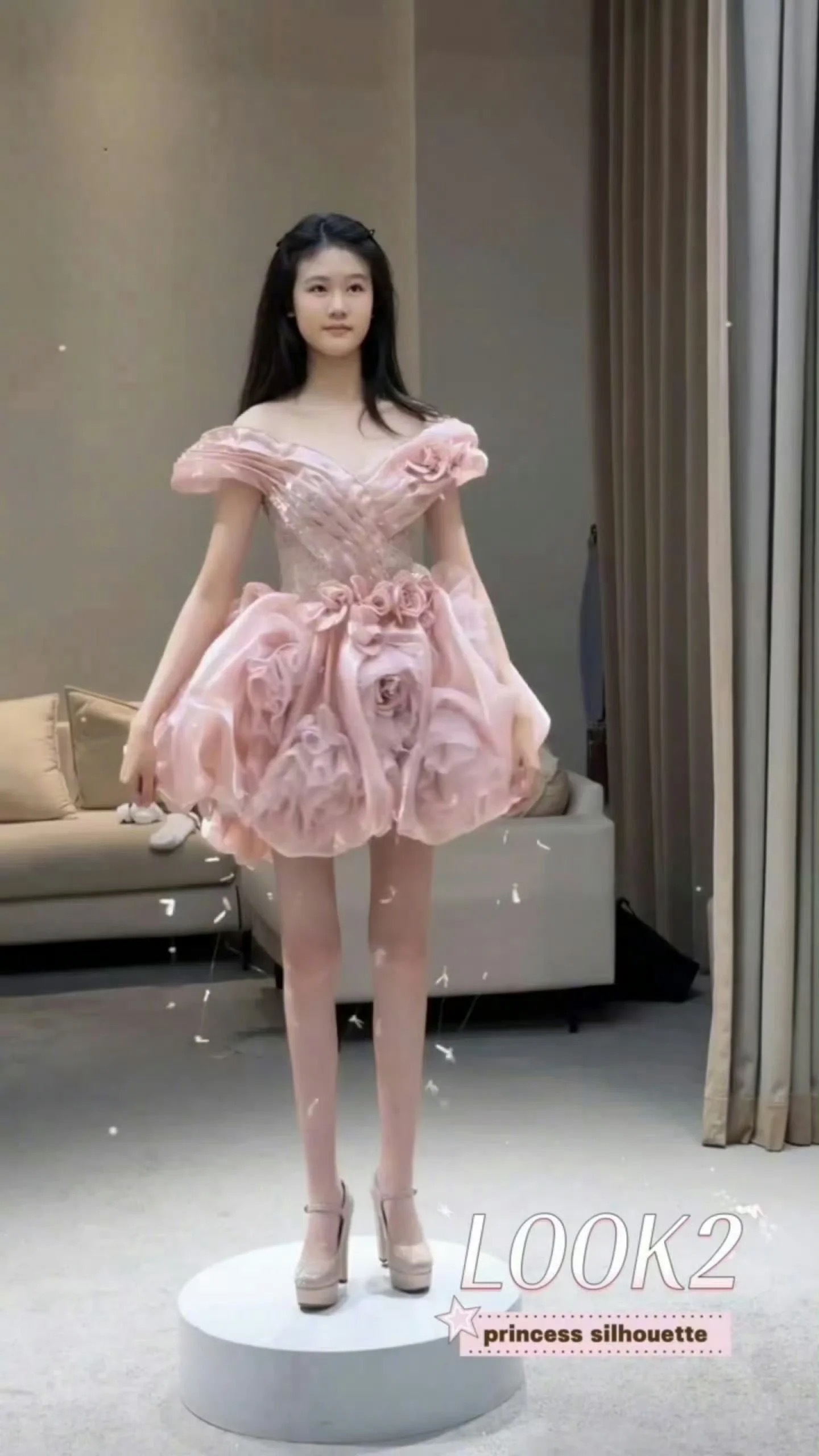 陆毅鲍蕾女儿18岁生日试装看着贝儿试礼服的画面突然感慨，时间过得好快，小姑娘已经