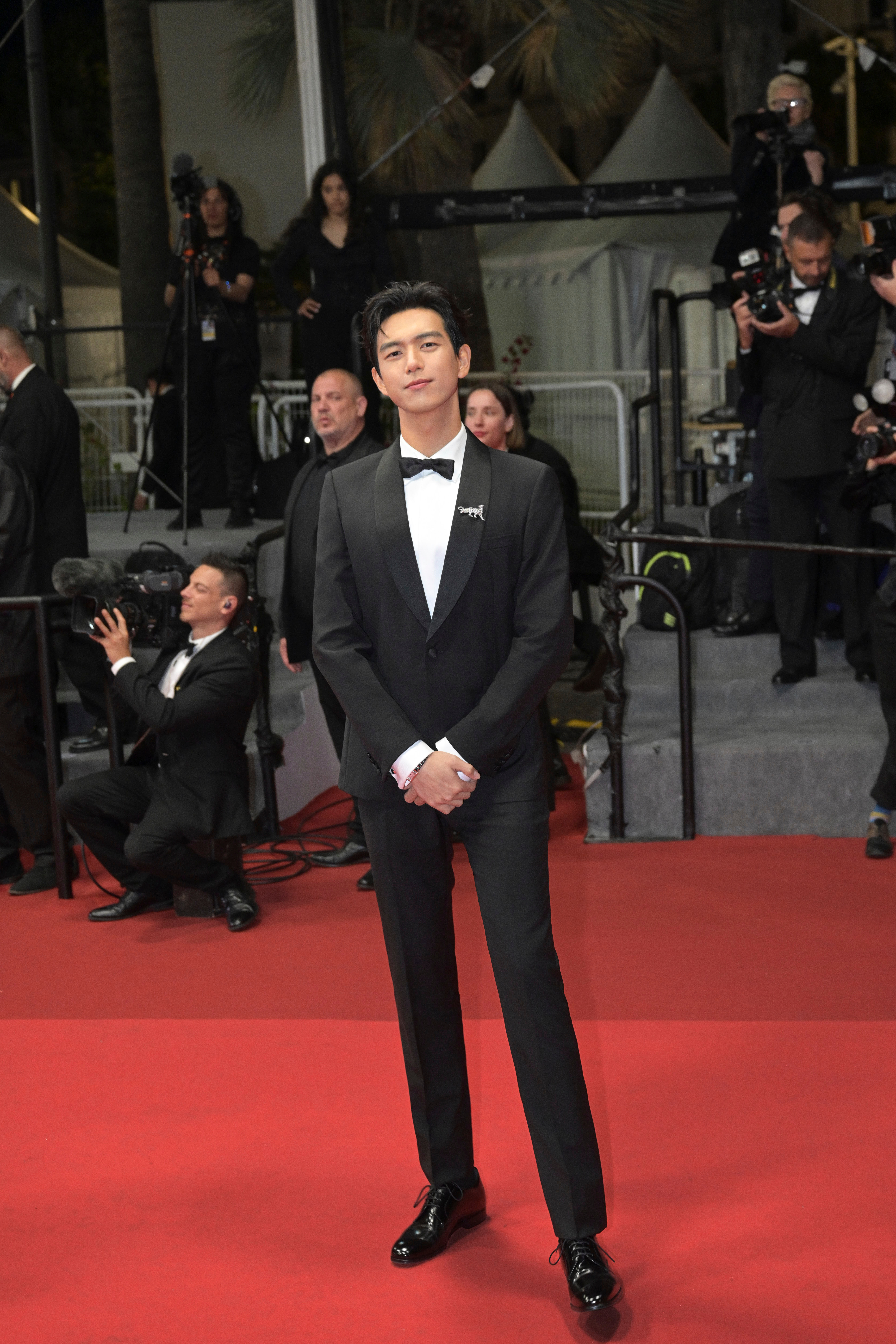 #李现戛纳红毯首秀# 李现因为出演《酱园弄》走上戛纳红毯，期待未来带着更多作品走