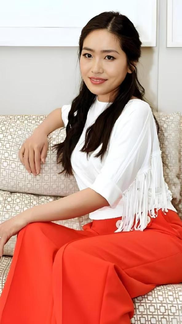 张末，1983年生于西安，导演张艺谋之女，先后就读哥伦比亚大学、纽约大学电影学院