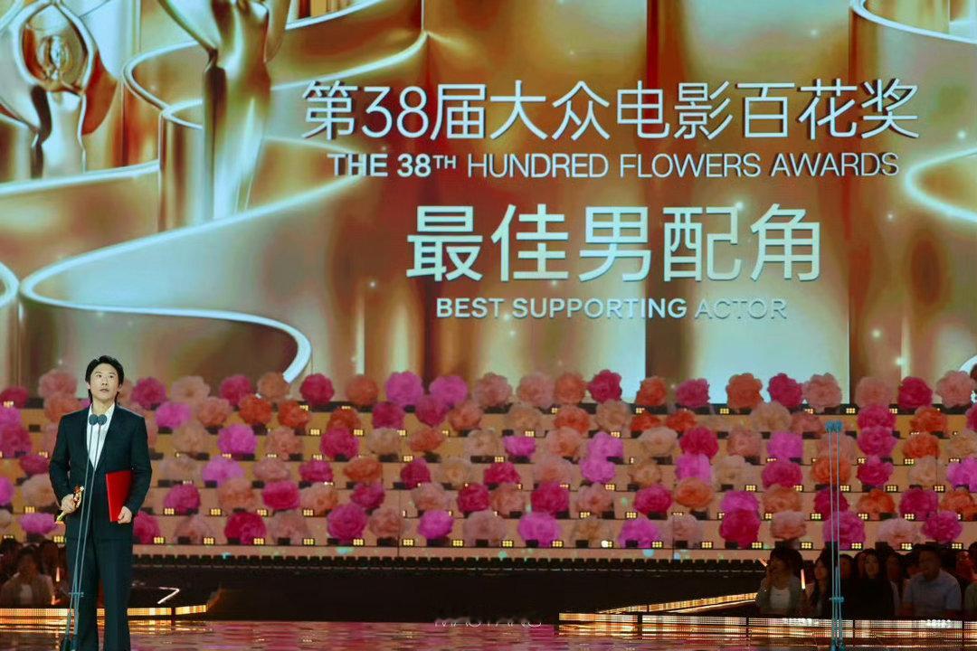 杨幂记录王骁获奖百花奖内场的小细节格外暖心，杨幂没有只顾自身，认真记录伙伴的高光