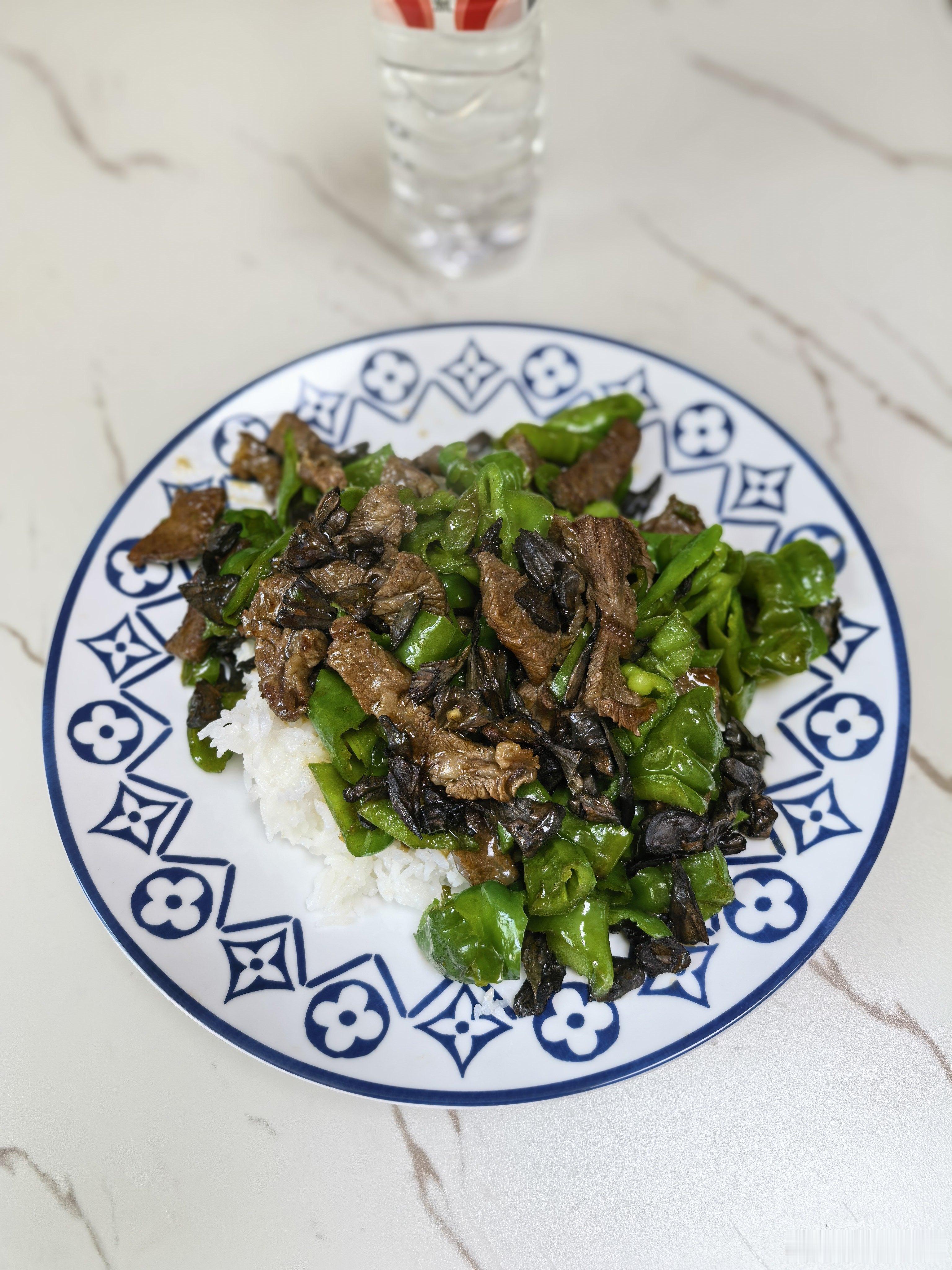 是日午餐......辣椒干巴菌牡蛎肉盖饭 