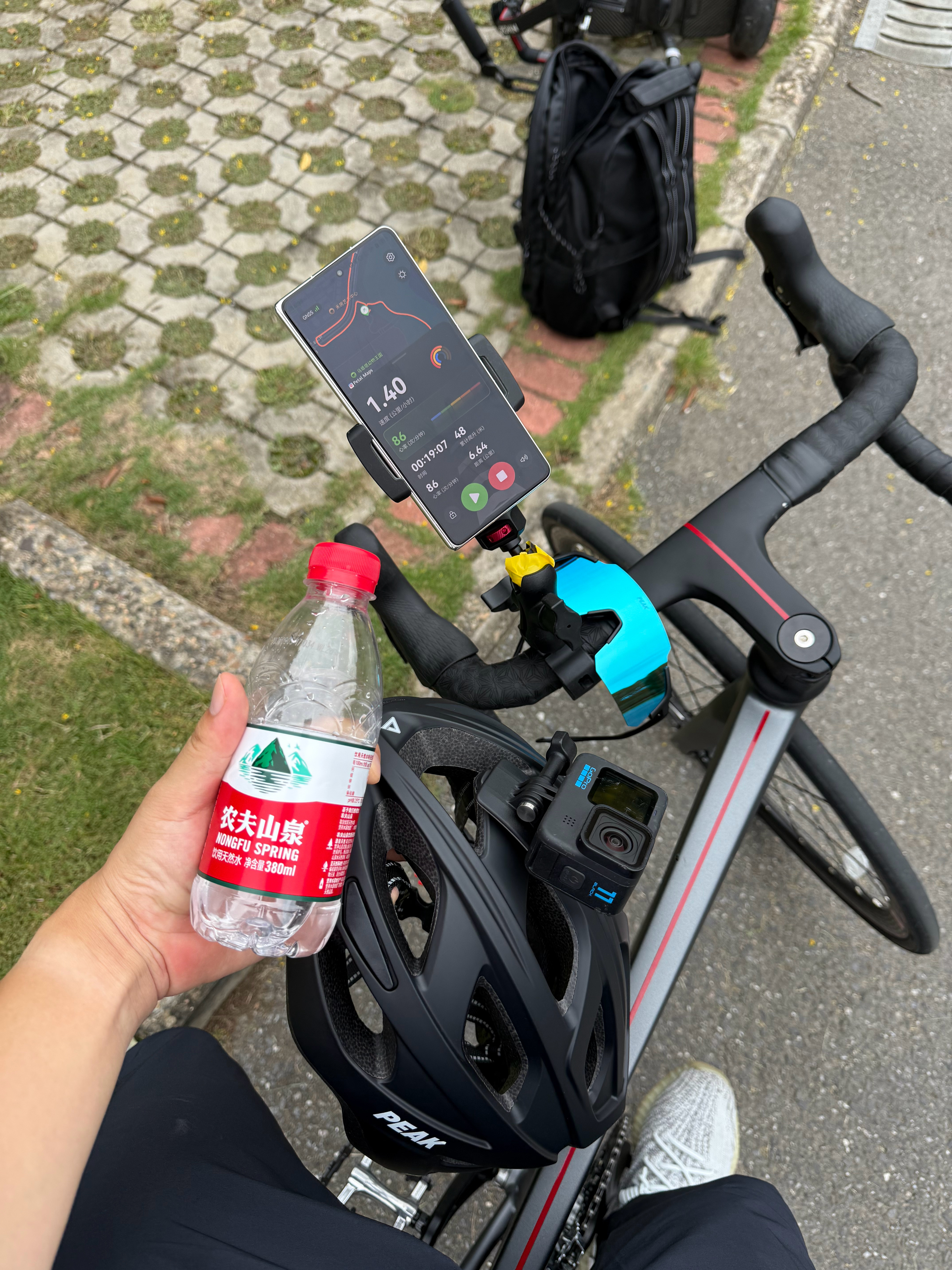 同事开车，我骑车[怒]早晨开四轮，上午飞三轮，下午就骑两轮了，逐级体验。  ​​