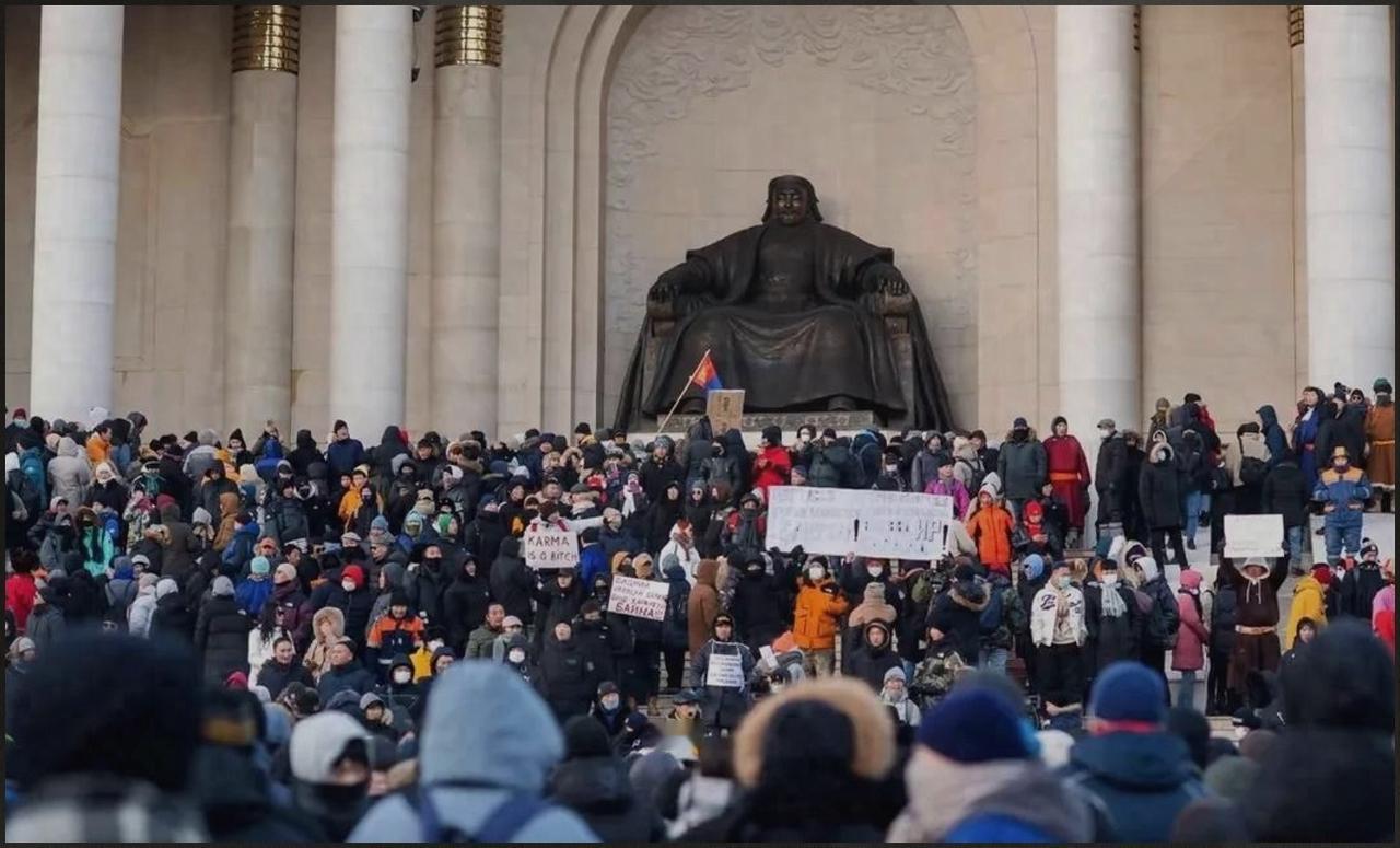 蒙古国乱成一团，反华到底图啥？蒙古国首都乌兰巴托的街头又闹起来了，这回依旧是熟悉