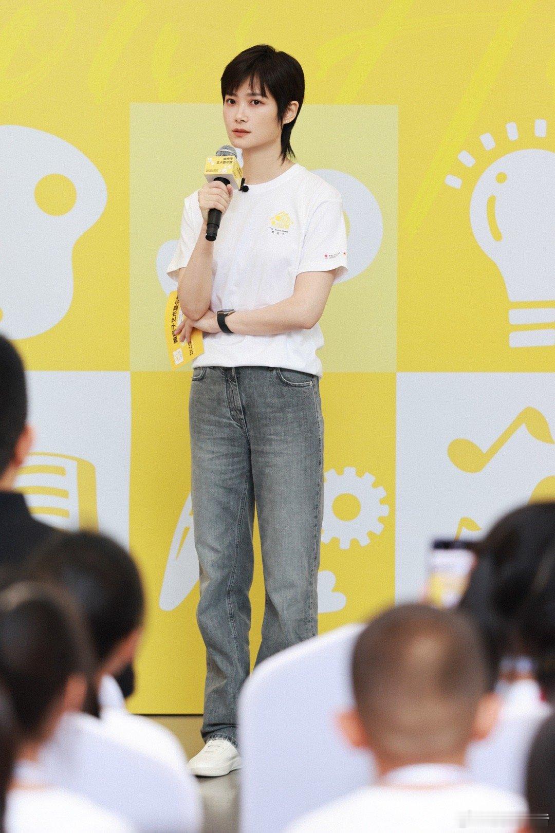 李宇春带着一群孩子来杭州 玉米爱心基金黄房子艺术夏令营在杭州正式开营！玉米爱心基