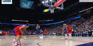 约基奇这是“表演艺术家”！

篮下抢篮板球，把珀尔特尔扒拉开，裁判没响哨。

和