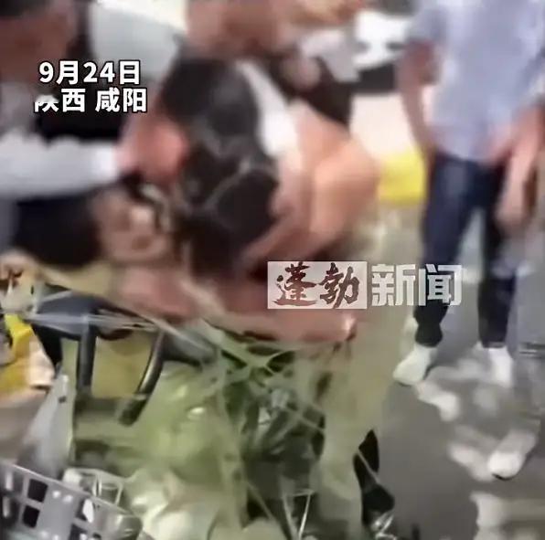 陕西咸阳，2个女子去婚礼做伴娘，万万没想到，她们被几个男子用胶带捆在单车上，又强