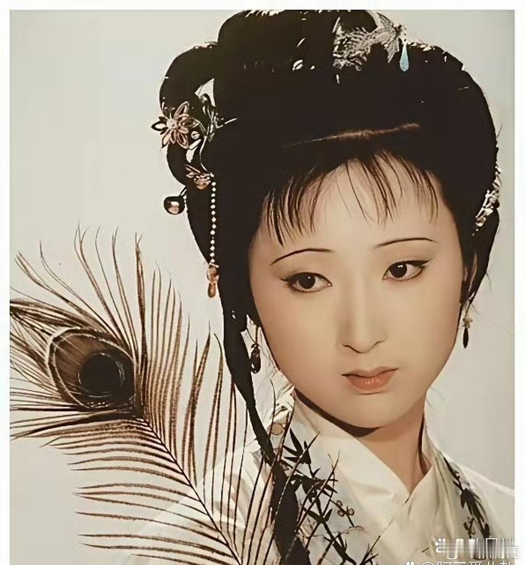 看了‎‎陈﻿﻿晓旭1987年在‏香港宴会上的‏‎‏照片‎，才恍然大悟—﻿—‎‏‏