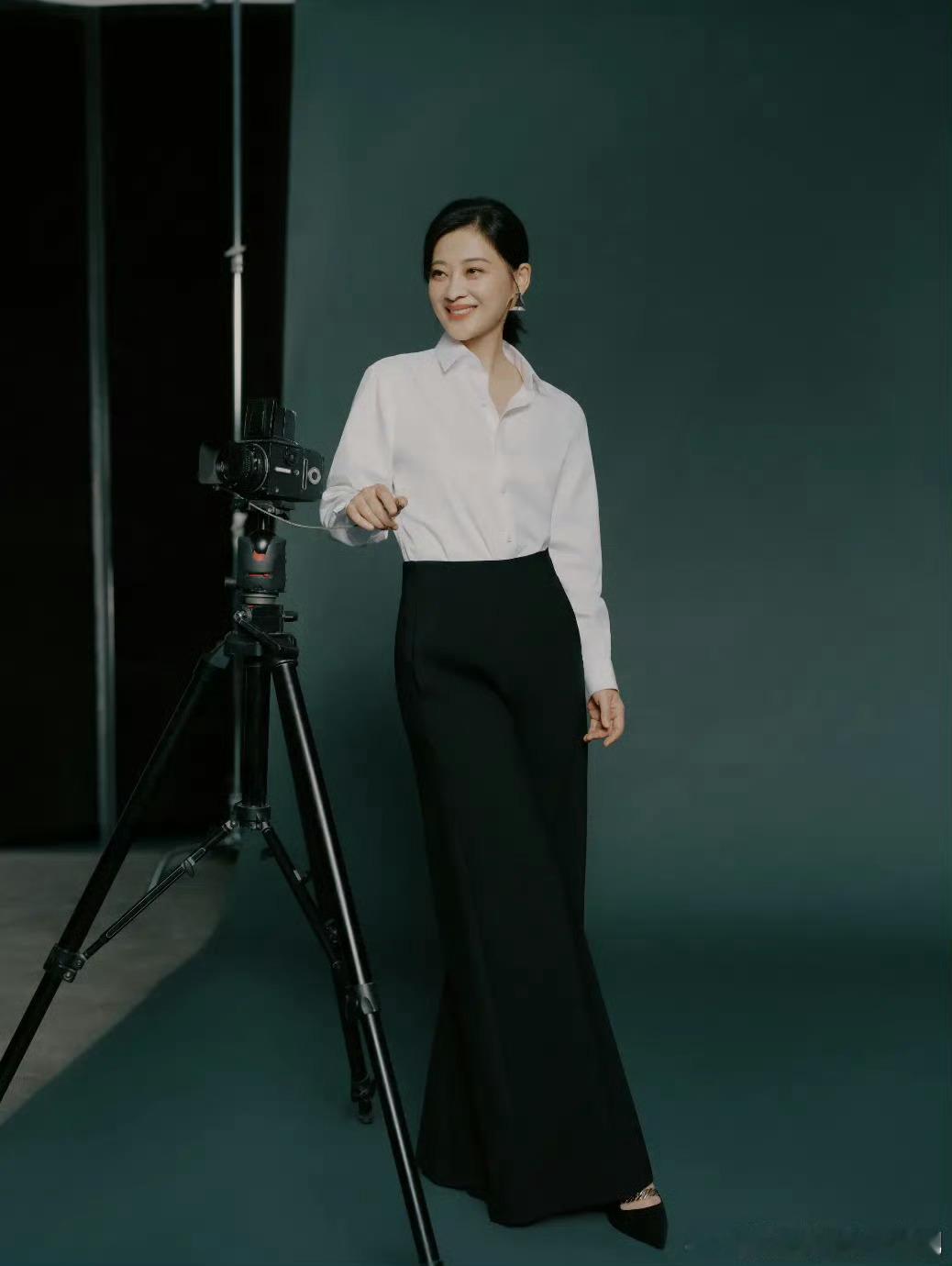 梅婷杨晓培姊妹封面梅婷与杨晓培，一个是戏里的大姐，一个是戏外的大姐。她们于《六姊