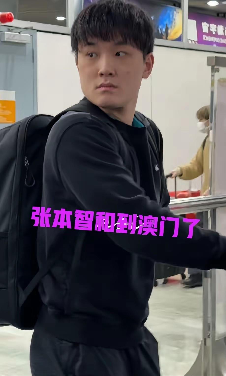 张本智和到澳门后，暴露一个不争的事实，那就是他没有赞助商，因为他又穿了那件旧 T