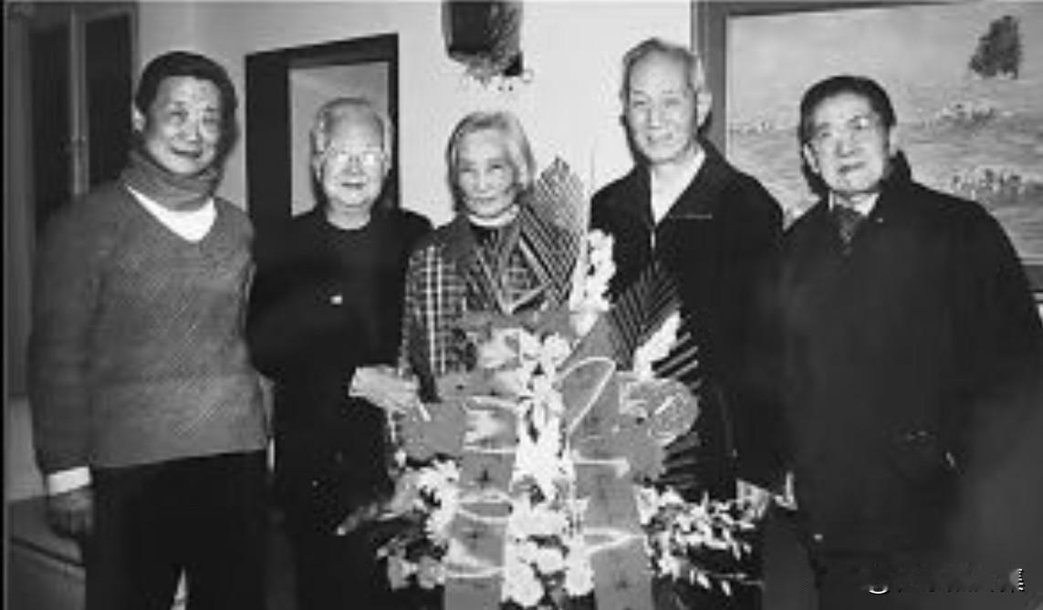 2003年，谢飞（左三，刘少奇同志前妻）九十岁生日时与浙东纵队老战友的合影（谢飞