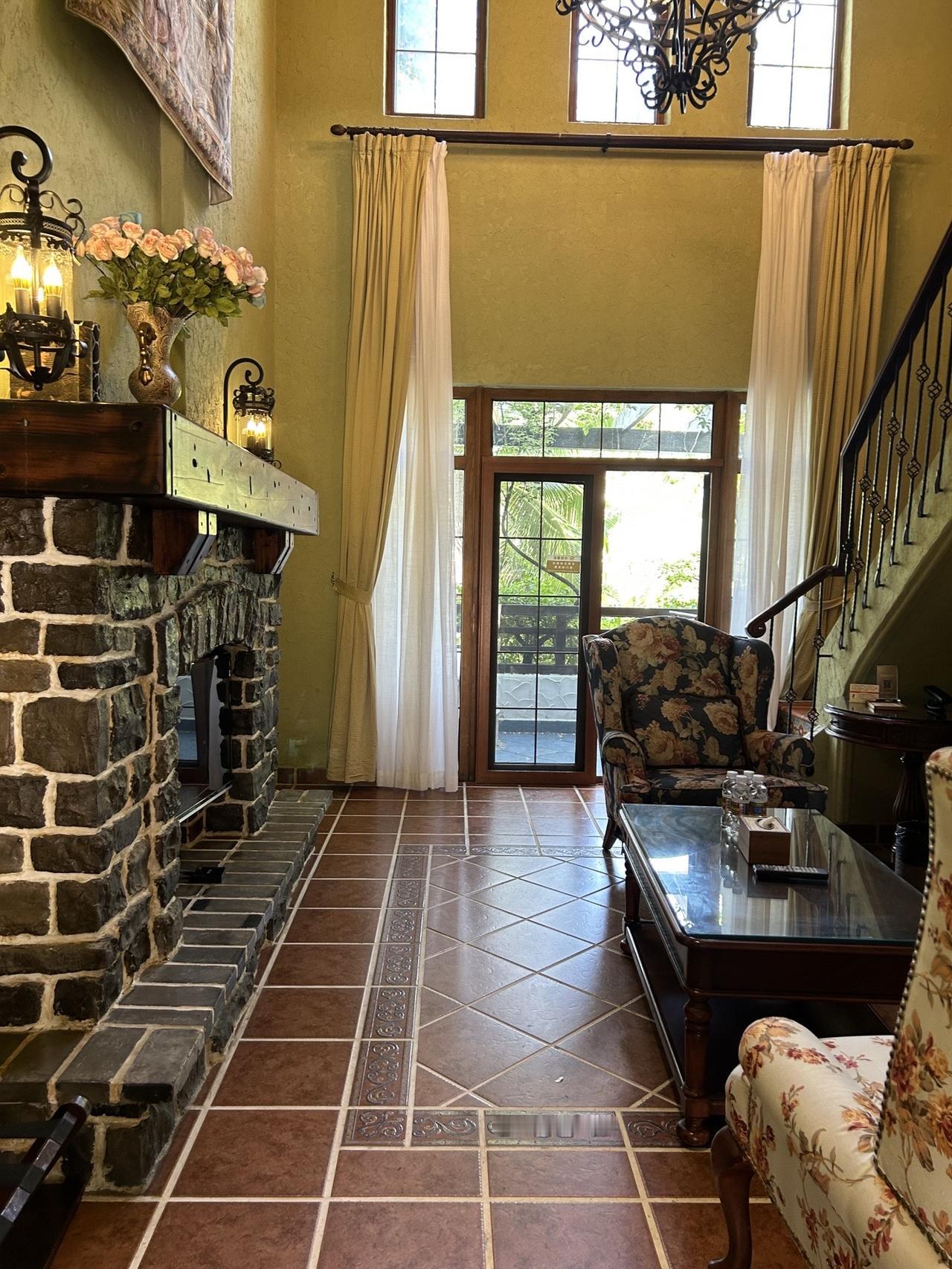 在房价高峰期冲动拿下的房子，如今不住了，只能忍痛急出。曾经梦想在三亚有个房子，碧