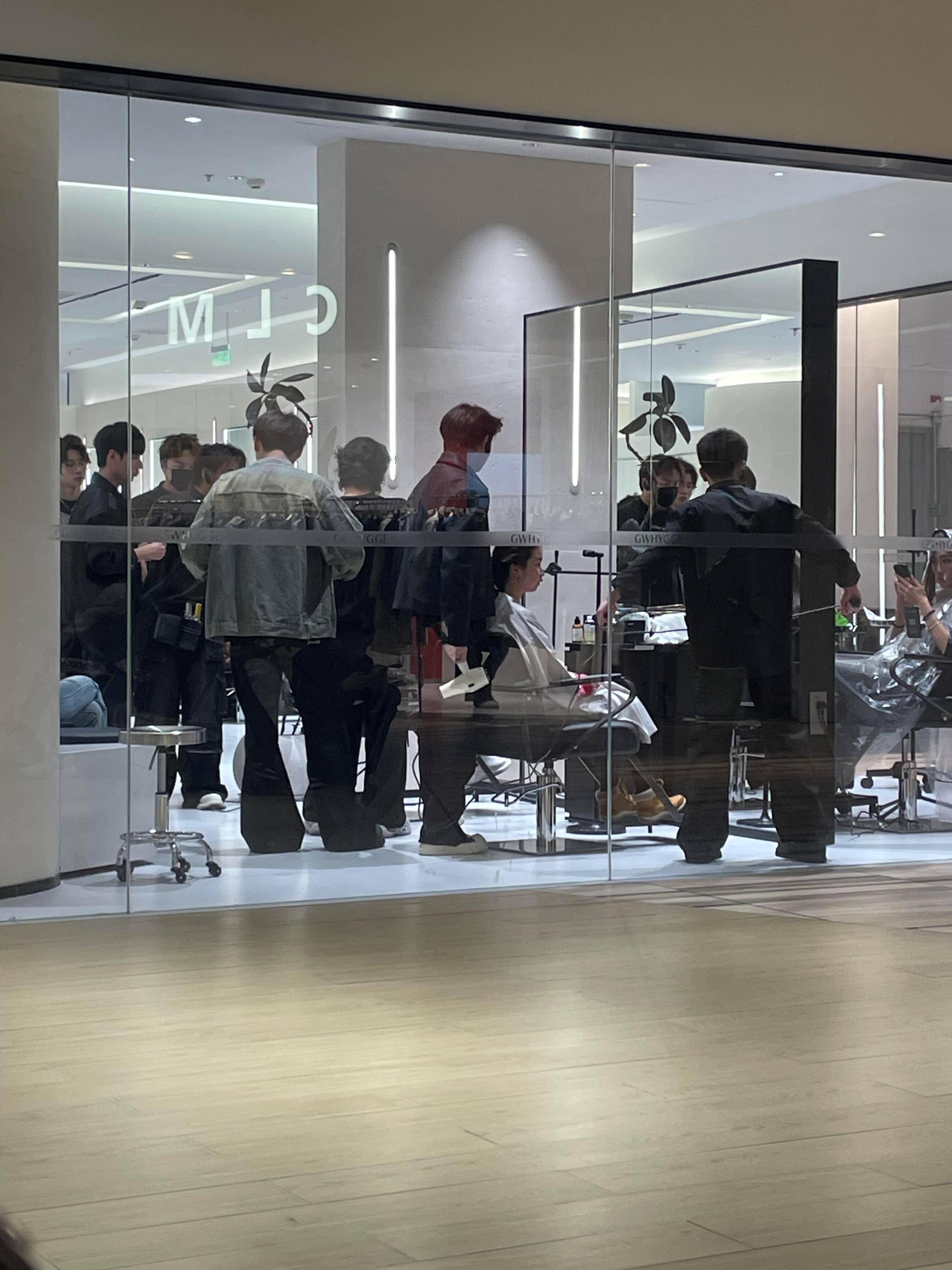 潮人恐惧症犯了，25了都不敢一个人去理发店。今天朋友陪我去，结果她先出去了，留我