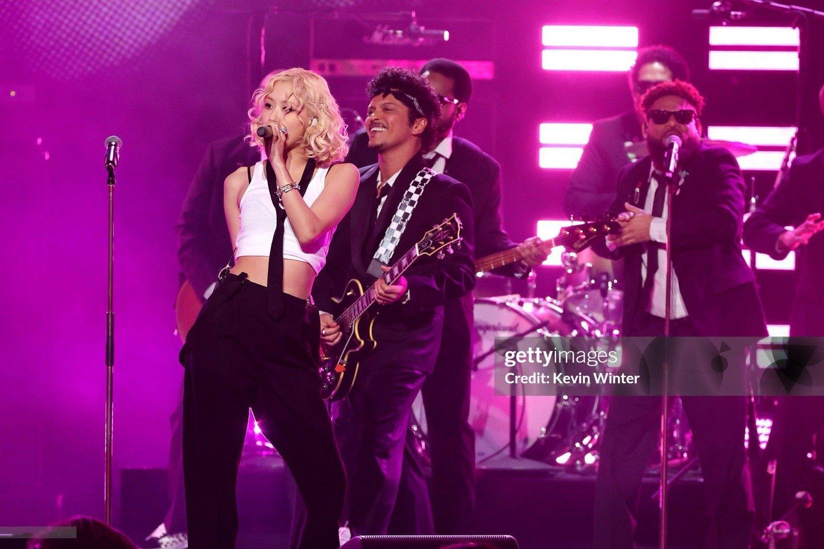 朴彩英火星哥格莱美开场舞台朴彩英拥抱火星哥 G社释出朴彩英格莱美舞台生图～ 