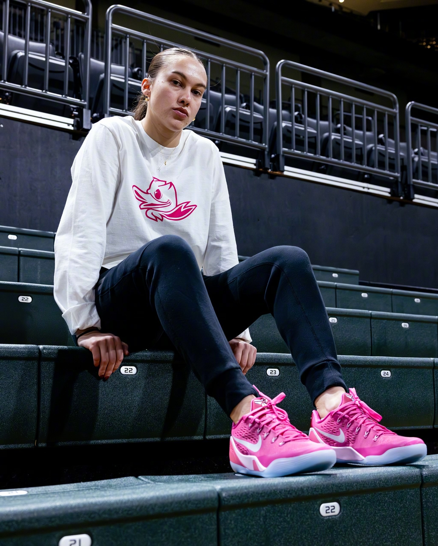 俄勒冈女篮球员佩顿-斯科特上脚了粉色的Nike Kobe 9 EM，粉色的球鞋总