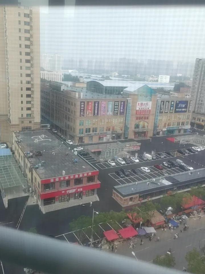 你觉得饮料和水哪个更解渴当然是水最解渴了，饮料里面有糖份越喝越渴。