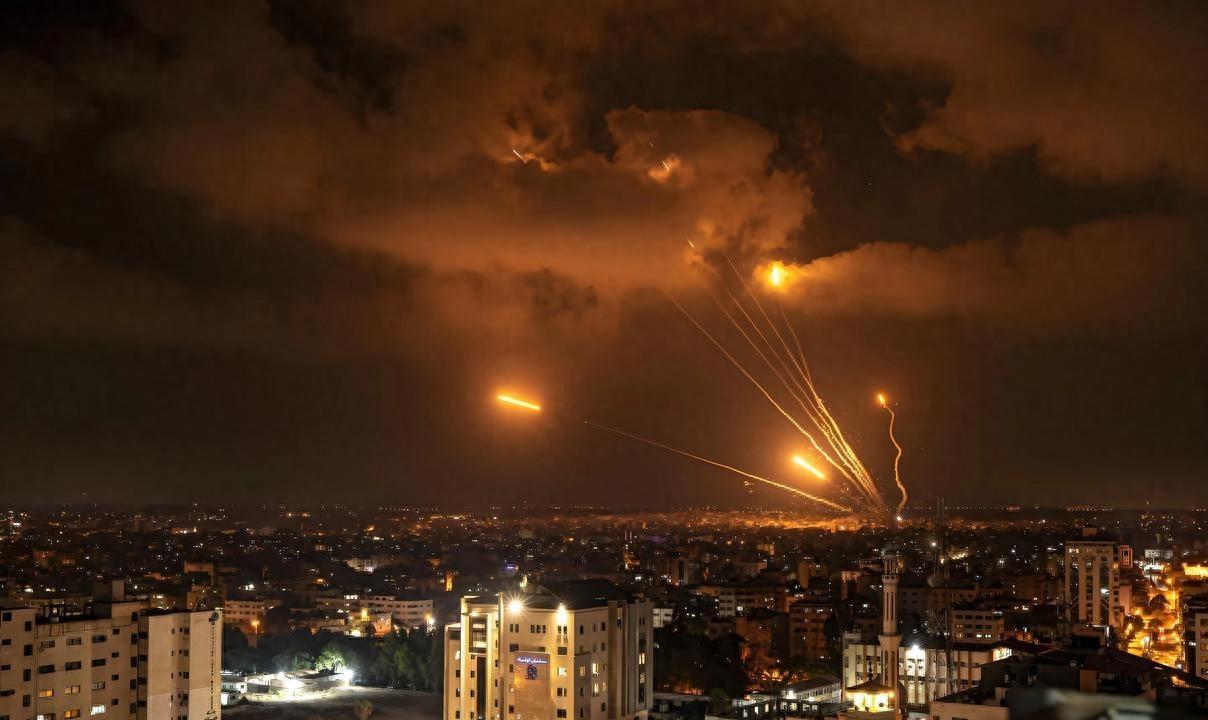 局势失控！伊重型导弹从天而降，800弹头落地爆炸，伊朗不想忍

夜空被划出一道道