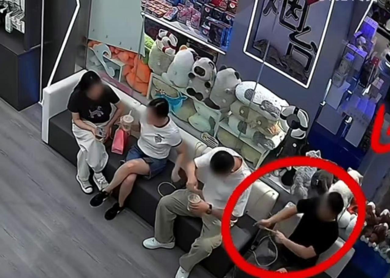 愤然！对扯断数据线的扯淡事件的看法。

首先看警方的处理：

迅速找到了黑衣男子