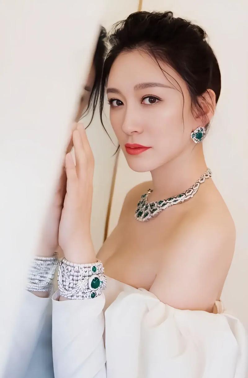 陈数夸李小冉的话，我怎么越听越不服呢？

陈数说：“在舞蹈附中，我们十四岁左右时