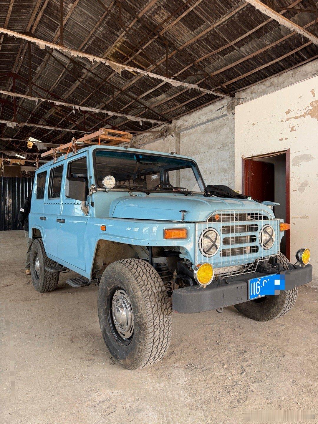 中国还是魔幻，苏联外观，美国底盘，日本发动机2024年新车 成都·三圣花乡旅游景