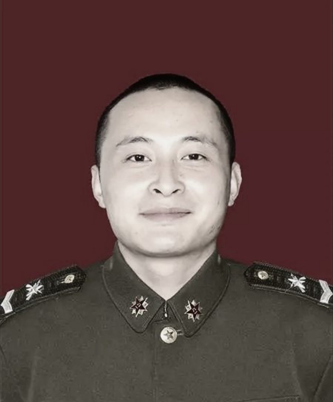 抗震英雄张鹏，在执行汶川特大地震救灾任务中，因飞机失事不幸遇难，光荣牺牲，时年仅