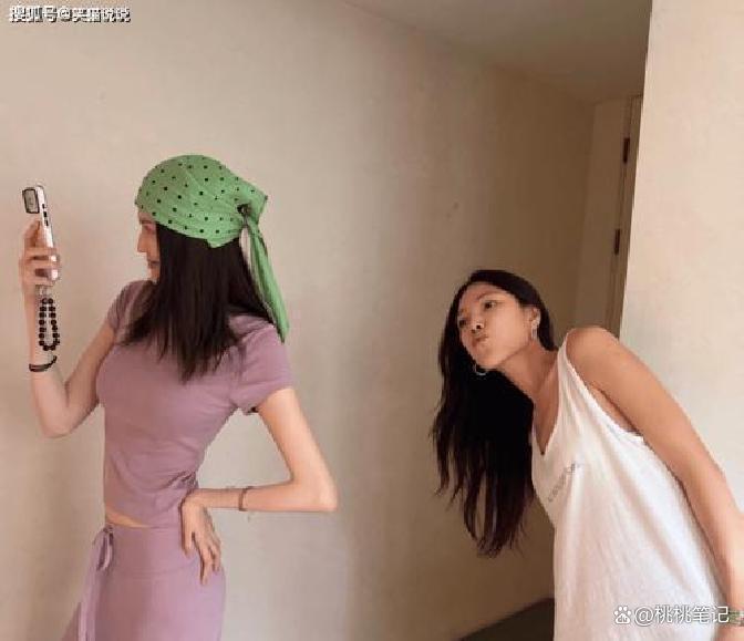 何穗晒儿子外出散步合照：宝宝晃荡脚丫也太可爱了，温馨到破防 