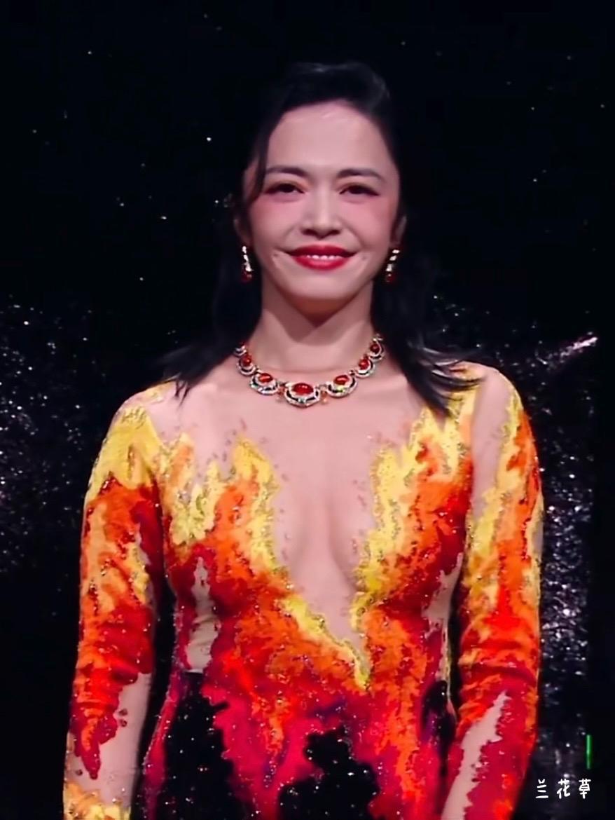 作为艺人，非要露吗？
这样的年纪，这样的身材，遮一点不是更好吗？