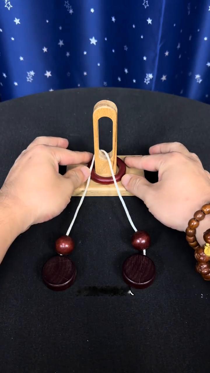 头脑聪明的人看一眼就知道如何把这个圆环取出来，脑筋转不过弯的给他三天也未必能做到