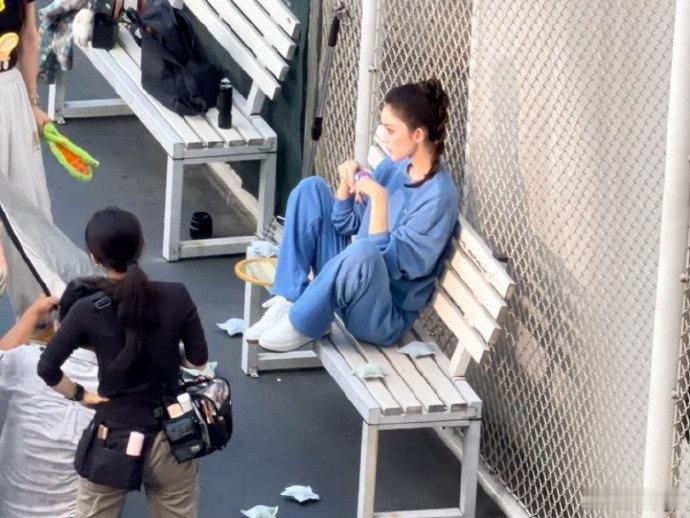 上着班看到娜扎在楼下拍照网友上着班偶遇娜扎拍摄 打工人的上班惊喜这不就从天而降！
