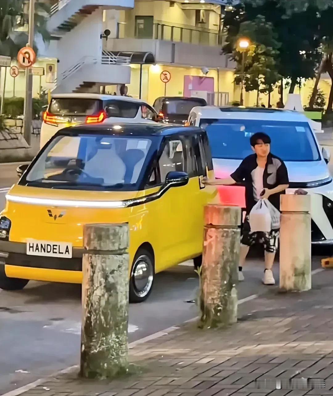 王祖蓝开着五菱汽车外出买东西！
五菱真的是“神车”，没有它想不到的车型！
当然，