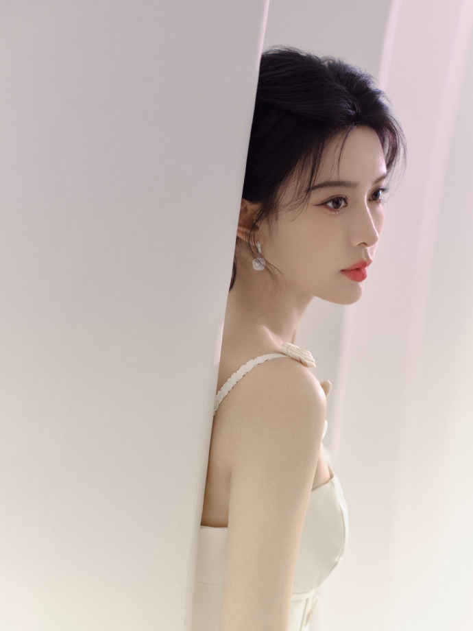 #孟子义纯白千金风#孟子义以其独特的时尚品味，完美诠释了纯白千金风。她仿佛是从奢