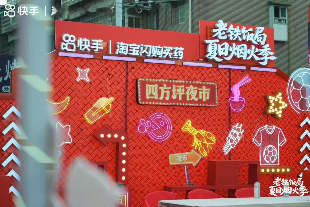 长沙人是瞒着我们进化了吗长沙整座城市仿佛丢掉睡眠，深夜全城都在熬夜看球撸串狂欢。