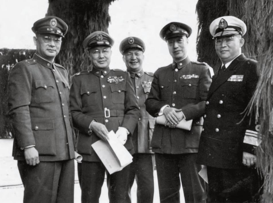 1952年徐永昌和其他国民党军高级将领的合影，从右到左依次为桂永清、徐永昌、黄镇