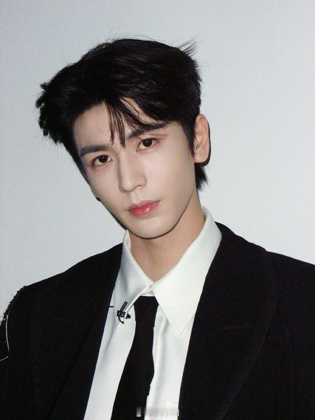 张凌赫方回应常驻好六哈哈哈哈哈这是都在争着要张凌赫吧。刚传出张凌赫常驻跑男后，现