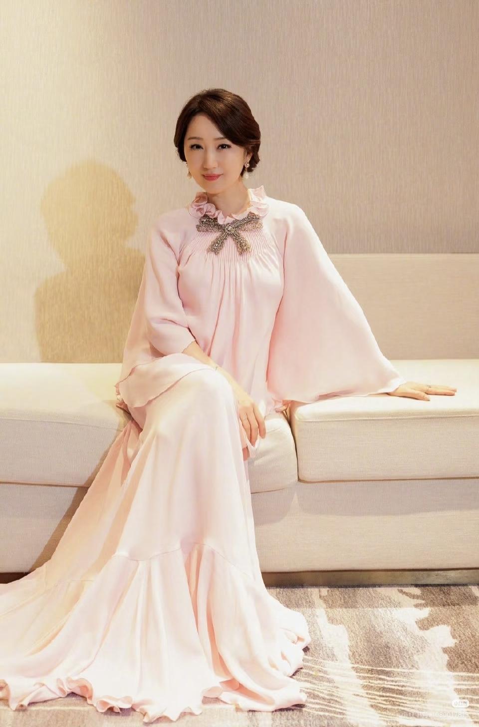 湖南卫视的导演都懵了，

杨钰莹也懵了，精心搭的减龄造型没人提，倒是《轻轻地