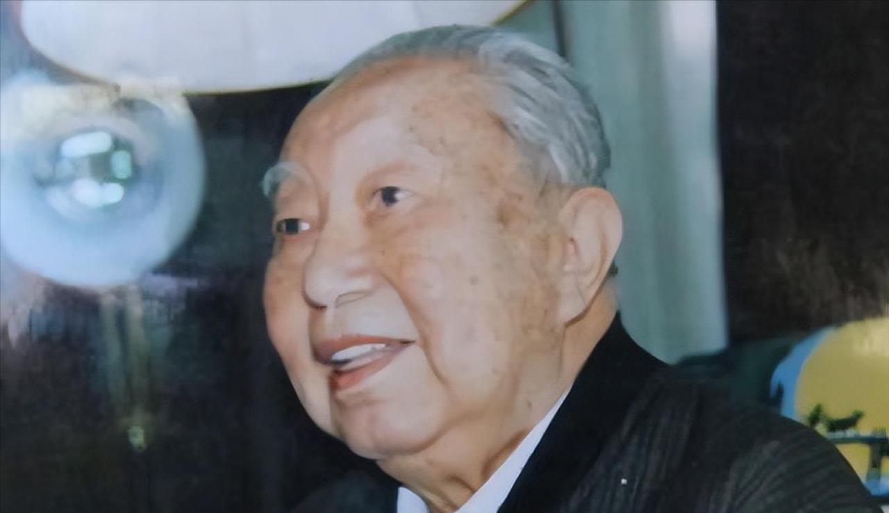为国家和人民操劳半生的华国锋同志，于2008年8月20日在北京逝世，遵照华老遗愿