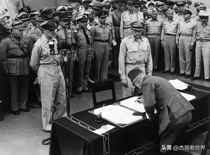 美国驻日大使馆发了一张照片，日本右翼集体破防了。

密苏里号，日本签署投降书，7