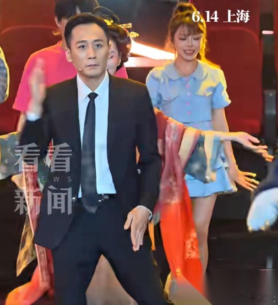 看了刘烨在微博之夜的开场舞， 终于明白为啥说刘烨是“老实人豁出去了”，主要还是很