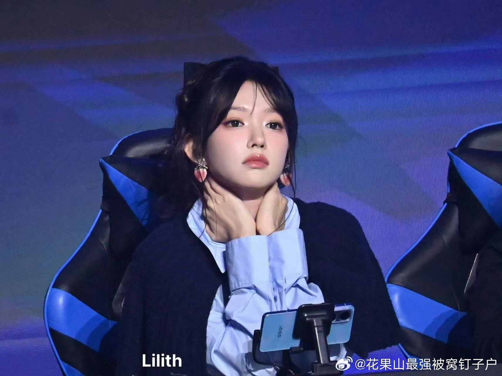 程潇机场边走路边打游戏北京第一野妹上线！程潇机场赶路依旧不忘王者上分，行走途中专
