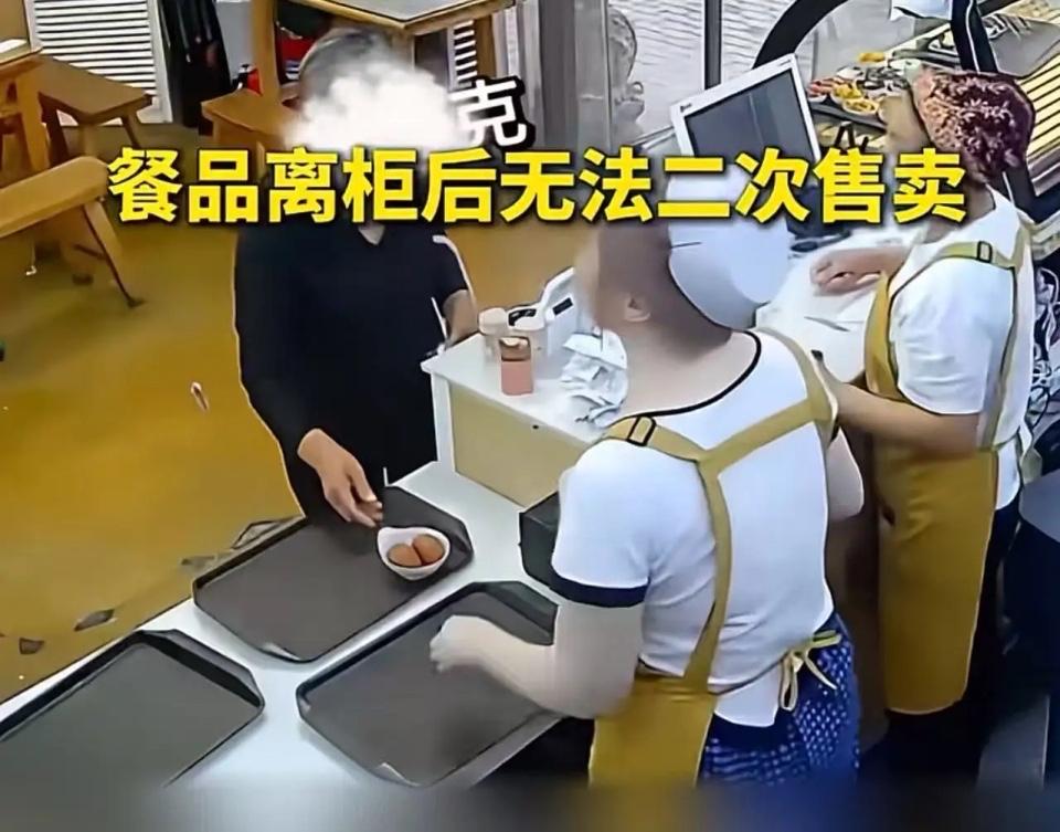 一碗早茶喝出“退蛋风波”：规则是底线，不是年纪大了就能破

两名老人早餐点多了，