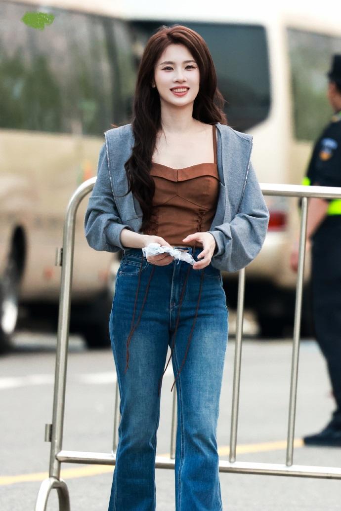 最近张慧雯在录制浪姐的时候搭配的很简洁，不过特别的有潮流时尚气息。

张慧雯里面