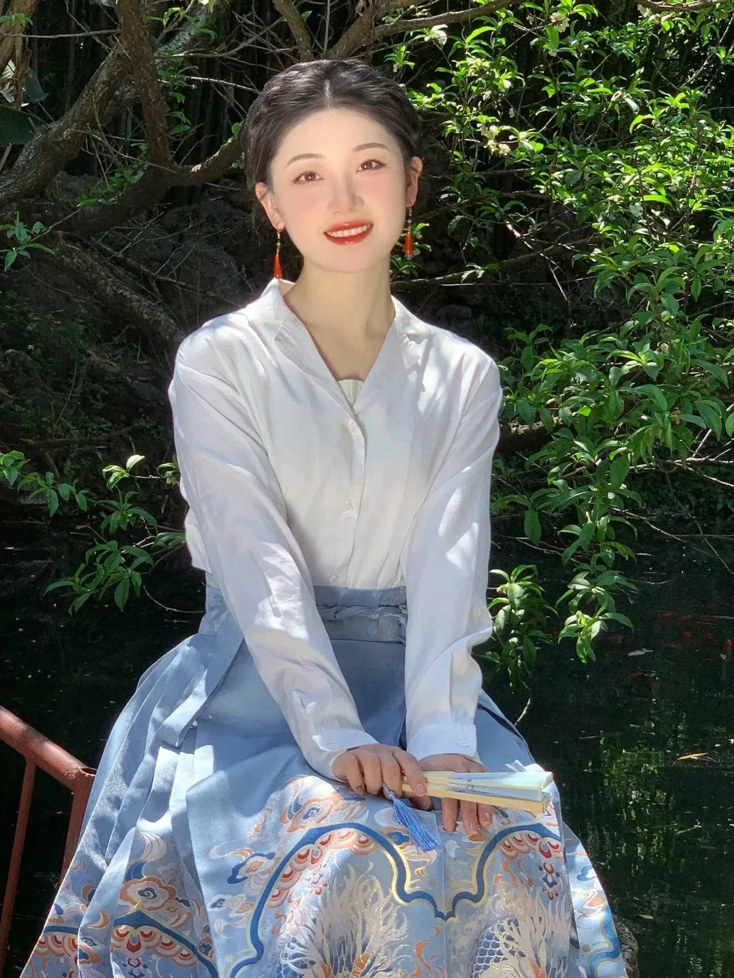 人间处处 春雨杏花急急落 车马春山慢慢行。