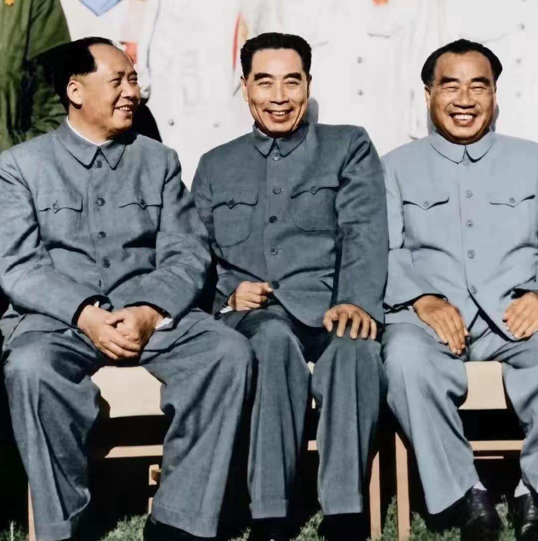 请停留三秒，为毛主席和周总理、朱德献上一朵小红花，三位伟人携手半个世纪，他们的情
