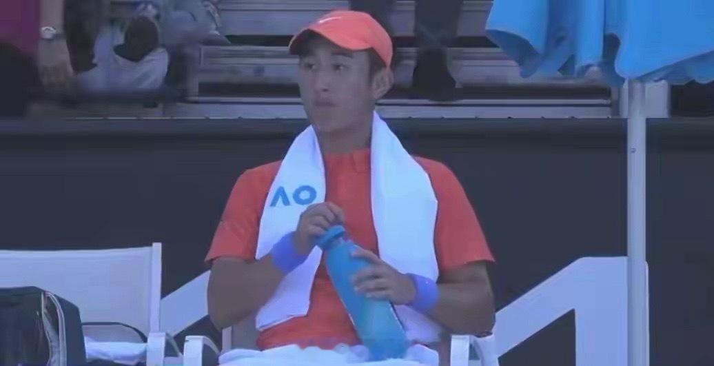 2026年澳网男单第二轮，中国小将商竣程以6-7(6)、2-6、3-6不敌世界排