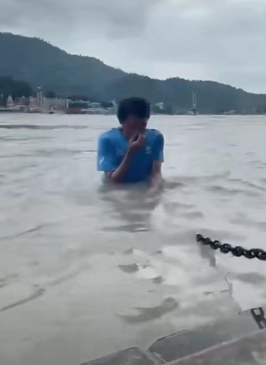日本驻印度大使小野启一想要讨好印度人，也不至于这么拼吧？

该驻印大使在印度瑞诗